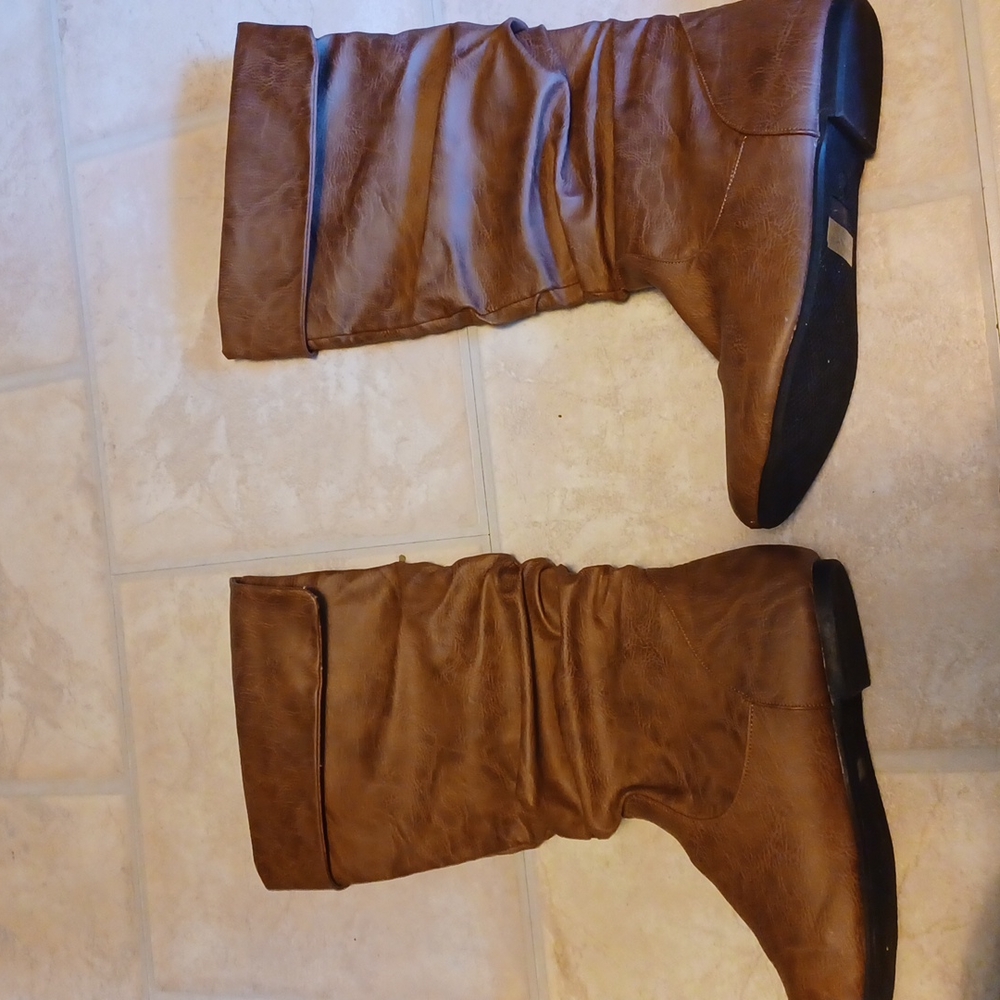 Boots - Picture 4 of 7